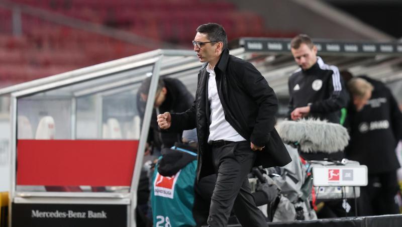 Herthas neuer Trainer Tayfun Korkut ballt nach dem Abpfiff in Stuttgart die Faust.
