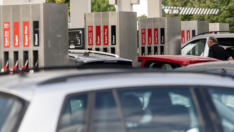 Andrang herrscht an einer Tankstelle in Frankfurt. Am 1. September endet der sogenannte "Tankrabatt".