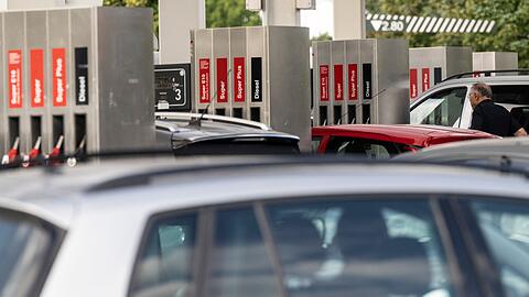 Andrang herrscht an einer Tankstelle in Frankfurt. Am 1. September endet der sogenannte "Tankrabatt".