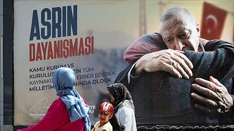 Ein Wahlplakat der AKP mit dem türkischen Präsidenten Erdogan darauf hängt an einer Straße in der Nähe des Hafens von Iskenderum.