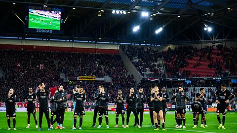 Die Spieler von Eintracht Frankfurt bedanken sich nach dem Spiel bei den Fans für die Unterstützung.