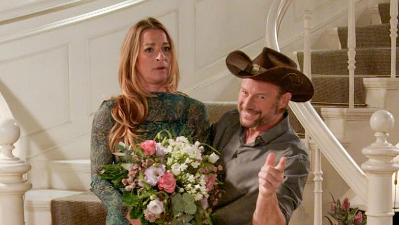 "Rote Rosen": Carla muss enttäuscht feststellen, dass Michael nur nach Deutschland gereist ist, um das Westerndorf zu promoten.