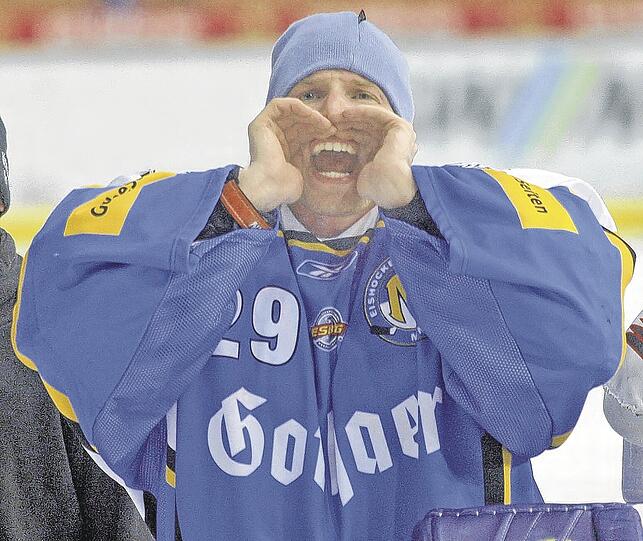 Der Frust muss raus: Der verletzte EHC-Keeper Vollmer.