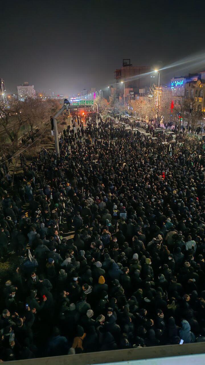Dieses Bild wurde in der Nacht zum Freitag bei X ver&ouml;ffentlicht. Es zeigt Hunderte Demonstranten in der iranischen Hauptstadt Teheran.