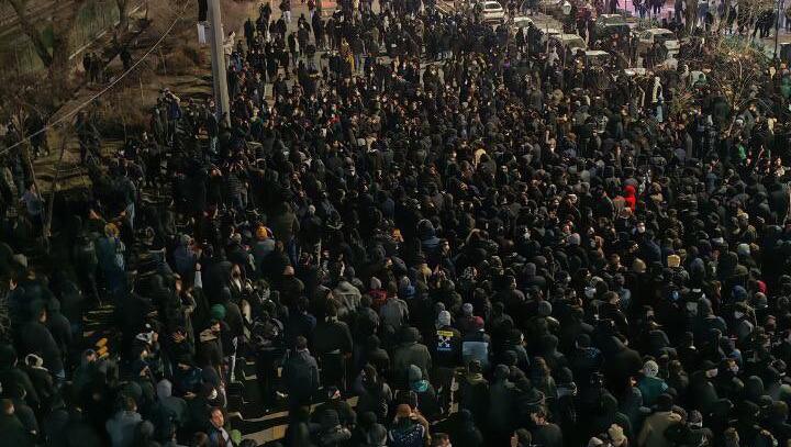 Dieses Bild wurde in der Nacht zum Freitag bei X ver&ouml;ffentlicht. Es zeigt Hunderte Demonstranten in der iranischen Hauptstadt Teheran.