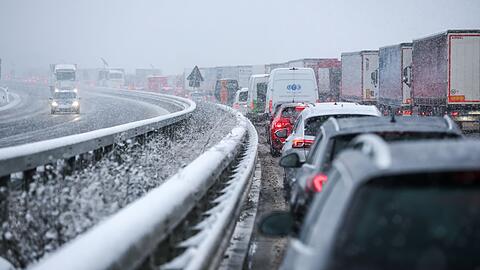 Der staureichste Tag des Jahres 2025 war der 9. Januar - ein Wintereinbruch lie&szlig; den Verkehr vielerorts zum Erliegen kommen.