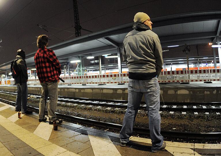 Bei dem über Facebook organisierten "Abschiedstrinken" in der Münchner S-Bahn haben rund 2.000 Menschen beim Feiern für erhebliche Sachbeschädigungen gesorgt.