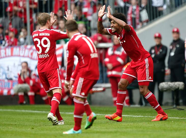 DANTE - NOTE 2 - Drittes Tor in den letzten vier Einsätzen, alle per Kopf! Damit sein Torkonto für Bayern mal eben verdoppelt. Hinten kompromisslos, gewann jedes Kopfballduell.