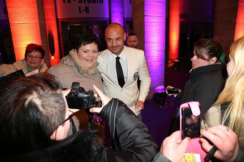 Bachelor Christian Tews mit Fans
