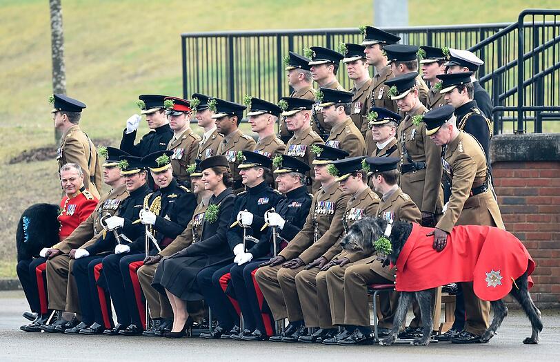 Herzogin Kate überreicht den Soldaten des Regiments Irish Guards am St. Patrick's Day  Sträußchen aus Kleeblättern