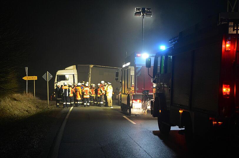 Der 18 Meter lange Lkw versperrte die Bundesstraße komplett.