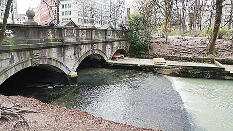 Die Eisbachwelle ruht momentan wegen Reinigungsarbeiten.