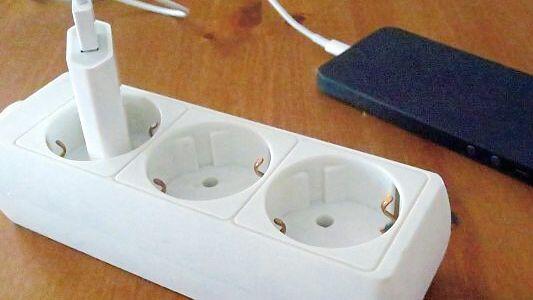 Ist das Handy komplett geladen: immer den Stecker ziehen.