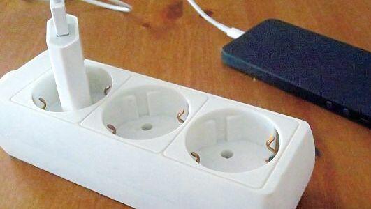 Ist das Handy komplett geladen: immer den Stecker ziehen.
