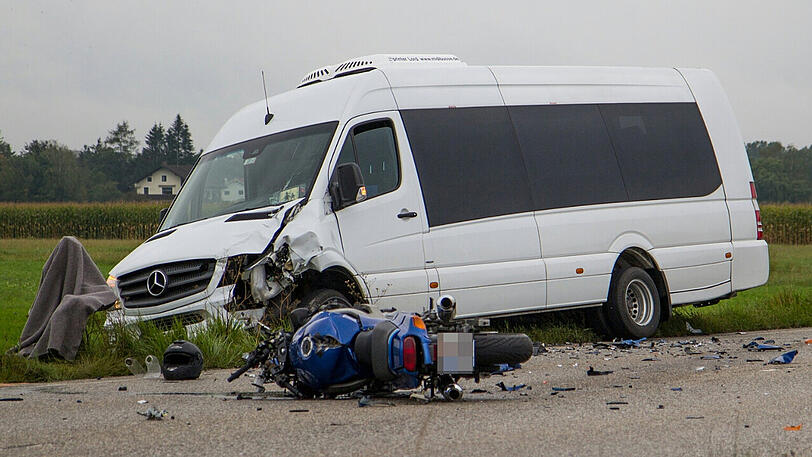 Ersthelfer alarmierten die Feuerwehr und den Rettungsdienst. Trotz intensiver Behandlung durch das BRK verstarb der Motorradfahrer noch an der Unfallstelle.