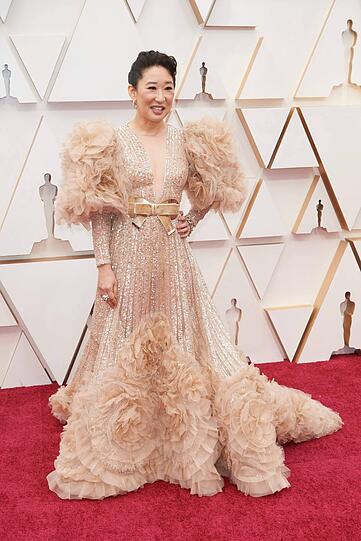 Flop: Wenn der Eindruck entsteht, dass das Kleid die Frau trägt, ist etwas grundsätzlich schief gelaufen. So wie bei Sandra Oh. Ihre mit Rüschen bepflanzte Glitzer-Robe von Elie Saab ist viel zu dominant für sie.