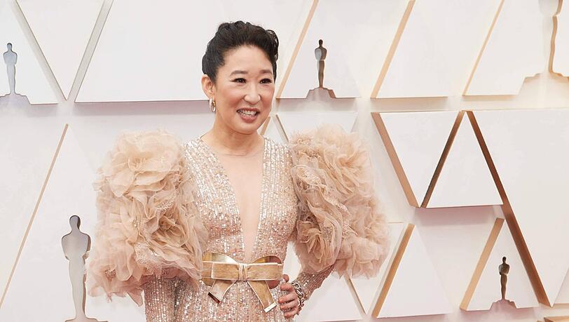 Flop: Wenn der Eindruck entsteht, dass das Kleid die Frau trägt, ist etwas grundsätzlich schief gelaufen. So wie bei Sandra Oh. Ihre mit Rüschen bepflanzte Glitzer-Robe von Elie Saab ist viel zu dominant für sie. Flop: Wenn der Eindruck entsteht, dass das Kleid die Frau trägt, ist etwas grundsätzlich schief gelaufen. So wie bei Sandra Oh. Ihre mit Rüschen bepflanzte Glitzer-Robe von Elie Saab ist viel zu dominant für sie.