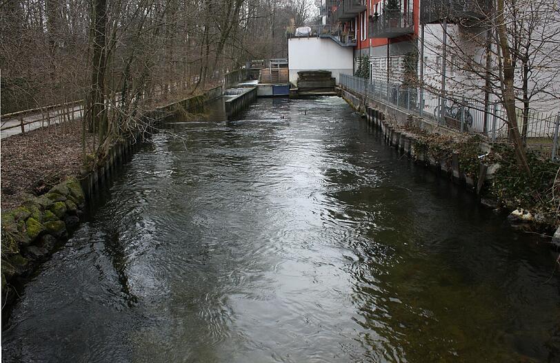 So sieht die Würm in Pasing beim Wehr bei der alten Mühle aus.