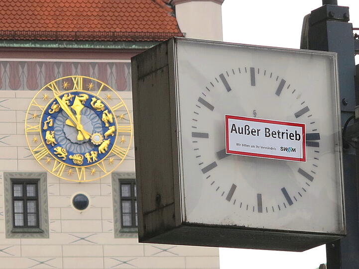 Eine öffentliche Uhr an der U-Bahnstation Marienplatz ist außer Betrieb. Kein Problem - dafür gibt's eine Luxus-Lösung!