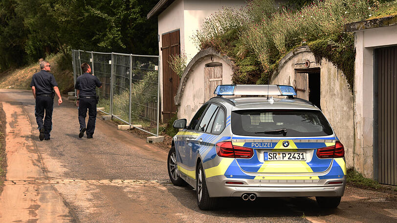 Das Blockhaus brannte komplett ab, am Freitag fand die Polizei hier die Leiche eines Mannes. Vermutlich handelt es sich dabei um den 77-jährigen Bewohner.