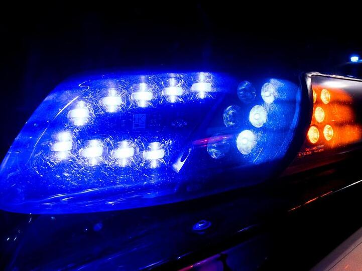 Das Blaulicht auf einem Fahrzeug der Polizei leuchtet in der Dunkelheit. Foto: Monika Skolimowska/Archiv