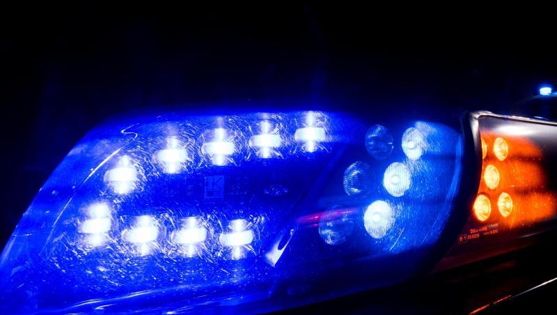 Das Blaulicht auf einem Fahrzeug der Polizei leuchtet in der Dunkelheit. Foto: Monika Skolimowska/Archiv Das Blaulicht auf einem Fahrzeug der Polizei leuchtet in der Dunkelheit. Foto: Monika Skolimowska/Archiv