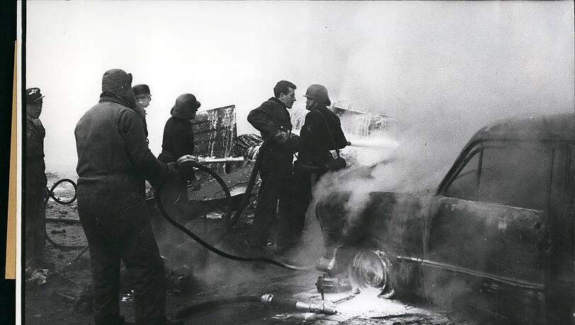 Feuerwehrmänner kämpfen am Unglücksort gegen die Flammen. Feuerwehrmänner kämpfen am Unglücksort gegen die Flammen.