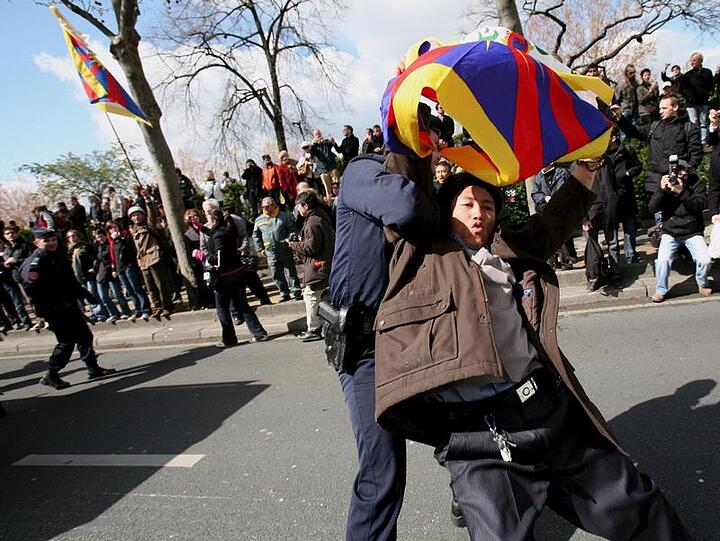 Pro-Tibet Demonstrant beim Protest gegen den Olympischen Fackellauf in Paris.