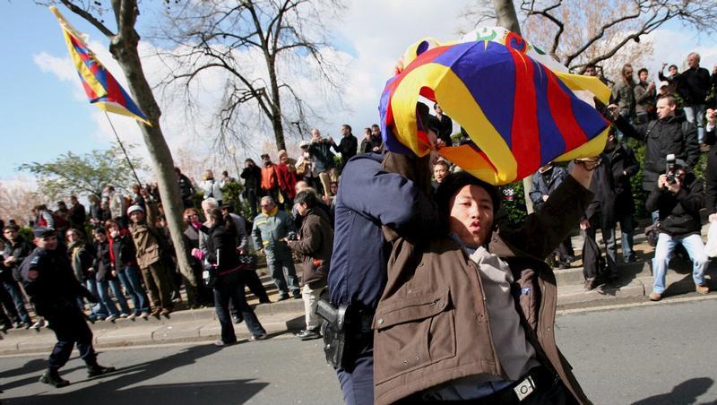 Pro-Tibet Demonstrant beim Protest gegen den Olympischen Fackellauf in Paris. Pro-Tibet Demonstrant beim Protest gegen den Olympischen Fackellauf in Paris.
