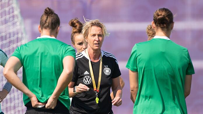 Bundestrainerin Martina Voss-Tecklenburg wendet sich beim Training an die Spielerinnen.