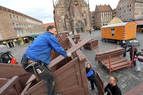Zimmerer Klaus Kleinschroth (37) bei der Arbeit.