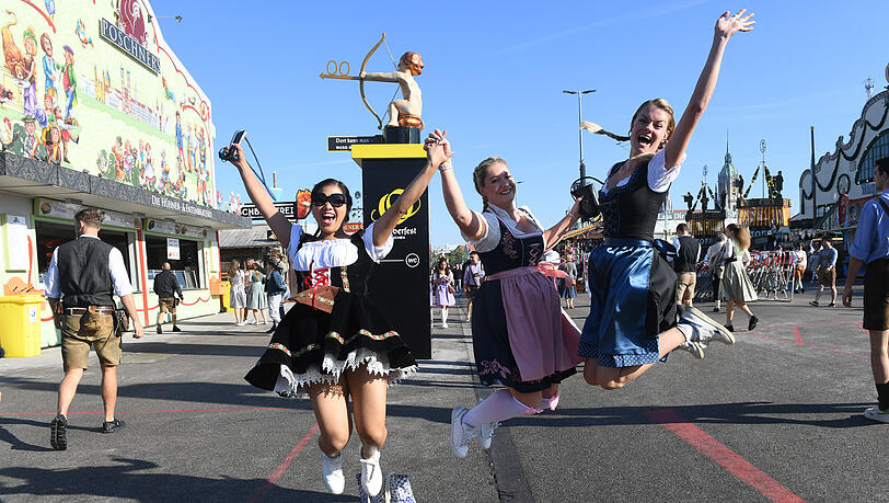 Gäste aus England freuen sich über den Beginn des Oktoberfest auf der Theresienwiese.