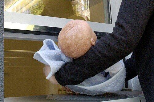 Die Babyklappe: Sie soll verhindern, dass überforderte Mütter ihre Neugeborenen aussetzen oder gar töten.