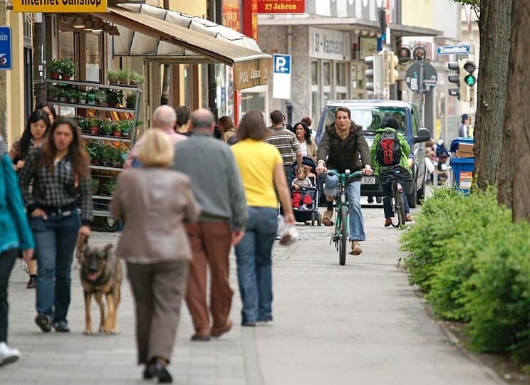 Eine Einkaufsstraße in der Ludwigsvorstadt. Der Täter war nachts in einen Schuhladen eingestiegen und hatte 10 Paar Schuhe erbeutet.