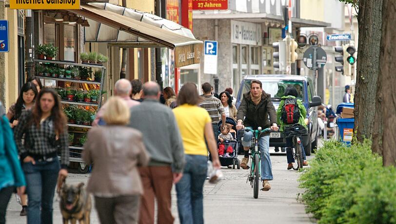 Eine Einkaufsstraße in der Ludwigsvorstadt. Der Täter war nachts in einen Schuhladen eingestiegen und hatte 10 Paar Schuhe erbeutet. Eine Einkaufsstraße in der Ludwigsvorstadt. Der Täter war nachts in einen Schuhladen eingestiegen und hatte 10 Paar Schuhe erbeutet.