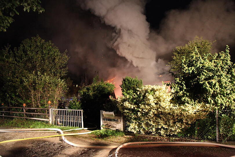 Wohnhaus und Pkw in Mühltal in Vollbrand. Bilder vom Großeinsatz der Feuerwehr.