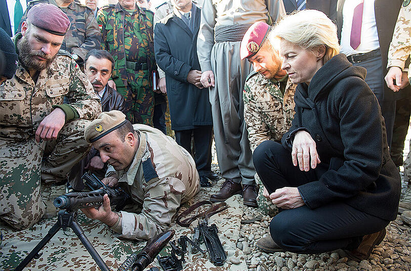 Verteidigungsministerin von der Leyen besucht bei Erbil Bundeswehrsoldaten, die Peschmerga-Kämpfer an deutschen Waffen ausbilden.