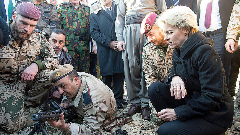 Verteidigungsministerin von der Leyen besucht bei Erbil Bundeswehrsoldaten, die Peschmerga-Kämpfer an deutschen Waffen ausbilden. Verteidigungsministerin von der Leyen besucht bei Erbil Bundeswehrsoldaten, die Peschmerga-Kämpfer an deutschen Waffen ausbilden.