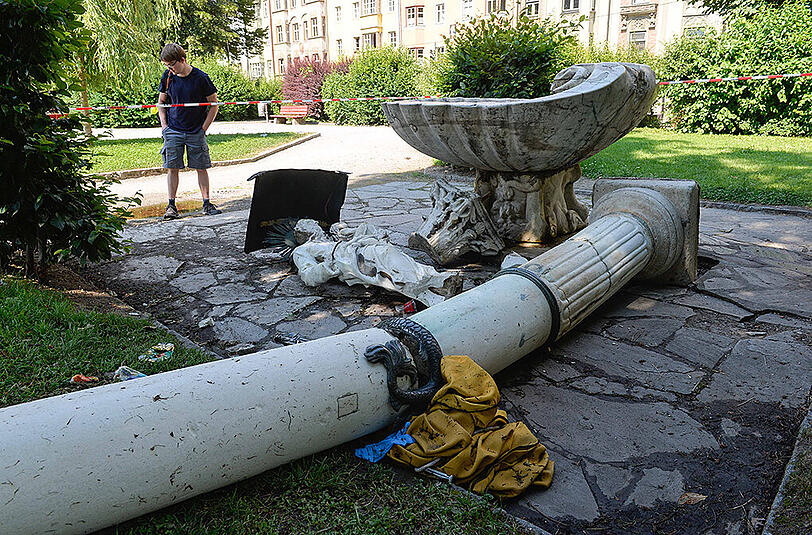 Die umgestürzte Säule im Innsbrucker Waltherpark. Die Ärzte in der Uniklinik kämpften mehrere Stunden um das Leben der 32-Jährigen - vergeblich.