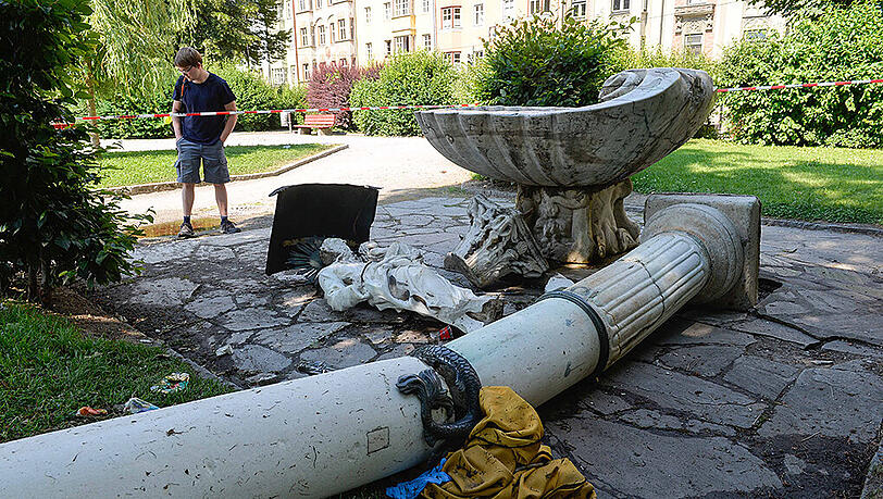 Die umgestürzte Säule im Innsbrucker Waltherpark. Die Ärzte in der Uniklinik kämpften mehrere Stunden um das Leben der 32-Jährigen - vergeblich. Die umgestürzte Säule im Innsbrucker Waltherpark. Die Ärzte in der Uniklinik kämpften mehrere Stunden um das Leben der 32-Jährigen - vergeblich.