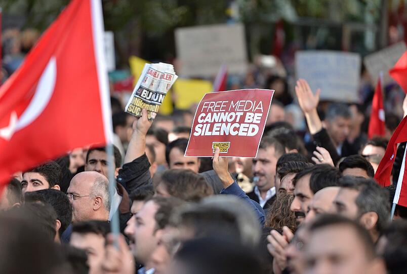 Protest vor dem Gebäude von Kanaltürk TV.
