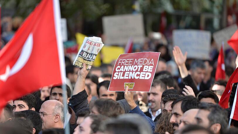 Protest vor dem Gebäude von Kanaltürk TV. Protest vor dem Gebäude von Kanaltürk TV.