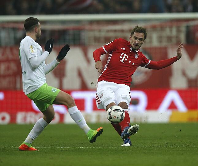 Mats Hummels: Note 2 - Der Wölfe-Angriff war nicht existent, da probierte sich Hummels als Stürmer: Schoss knapp drüber (5.), köpfte vorbei (36.).