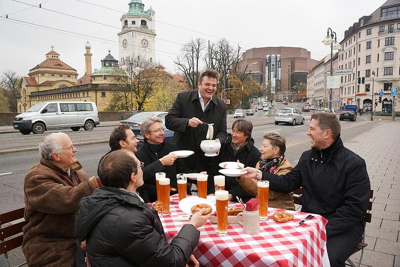 Der Verein "Isarlust" neulich beim Weißwurstfrühstück auf der Ludwigsbrücke.