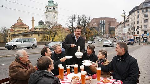 Der Verein "Isarlust" neulich beim Weißwurstfrühstück auf der Ludwigsbrücke.