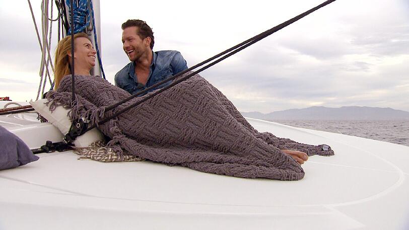 Natascha und Oliver verbringen ihr Einzeldate auf einem Boot.