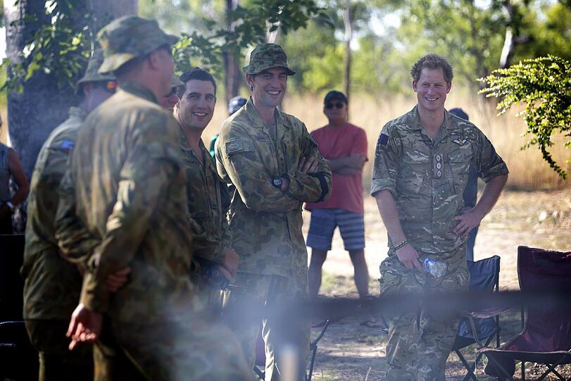 Pause in Kununurra, West-Australien: Prinz Harry lacht mit seinen Kameraden.