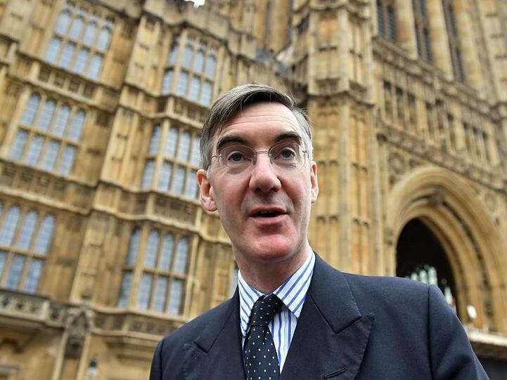 Der Tory-Abgeordneter und Brexit-Hardliner Jacob Rees-Mogg vor dem Palace of Westminster.