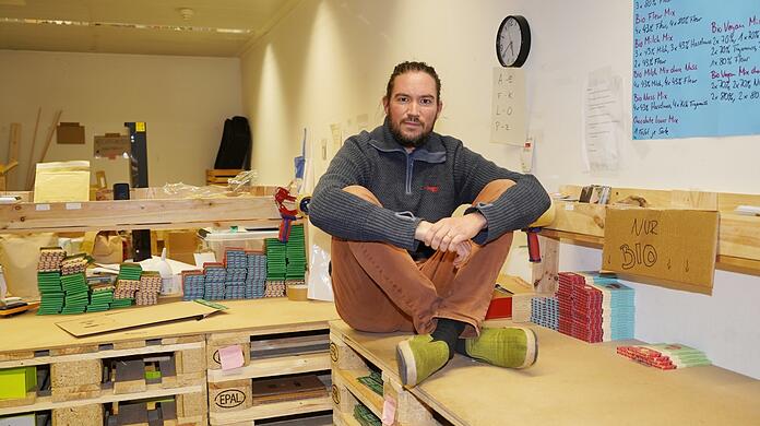 Hendrik Reimers in seinem Schokoladenlager bei München. Die Riegel werden komplett in Ghana produziert und hier verkauft.