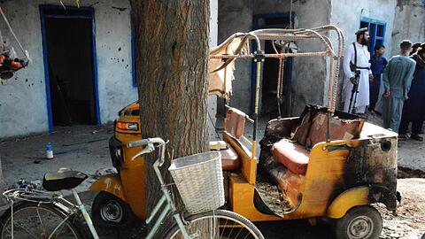 Menschen im afghanischen Nangarhar stehen am vermeintlichen Ort eines US-Luftangriffs.